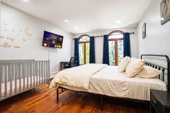 Mega Mansion! 6BR-3.5BA | NYC | MetLife | Parking
