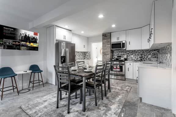 Ultra Modern 4BR-2BA-9Beds | EWR | NYC | Parking - Image 2