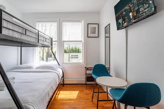 Ultra Modern 4BR-2BA-9 Beds | MetLife-NYC-Parking