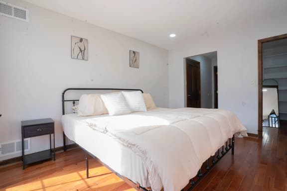 Mega Mansion! 6BR-3.5BA | NYC | EWR | Free Parking - Image 1