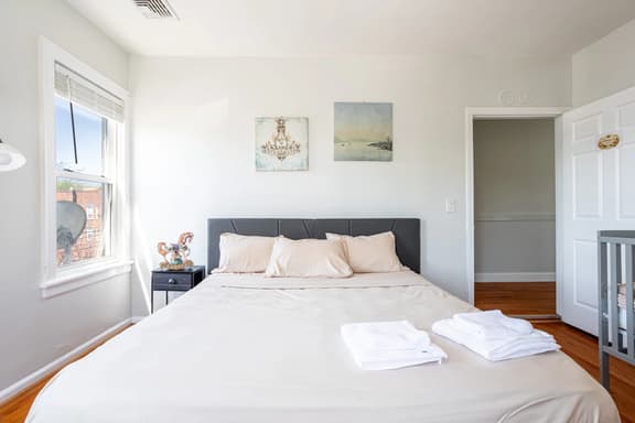 Spacious 2BR-1BA-4 Beds | NYC | EWR | Free Parking - Image 1