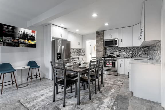 Ultra Modern 4BR-2BA-9 Beds | MetLife-NYC-Parking